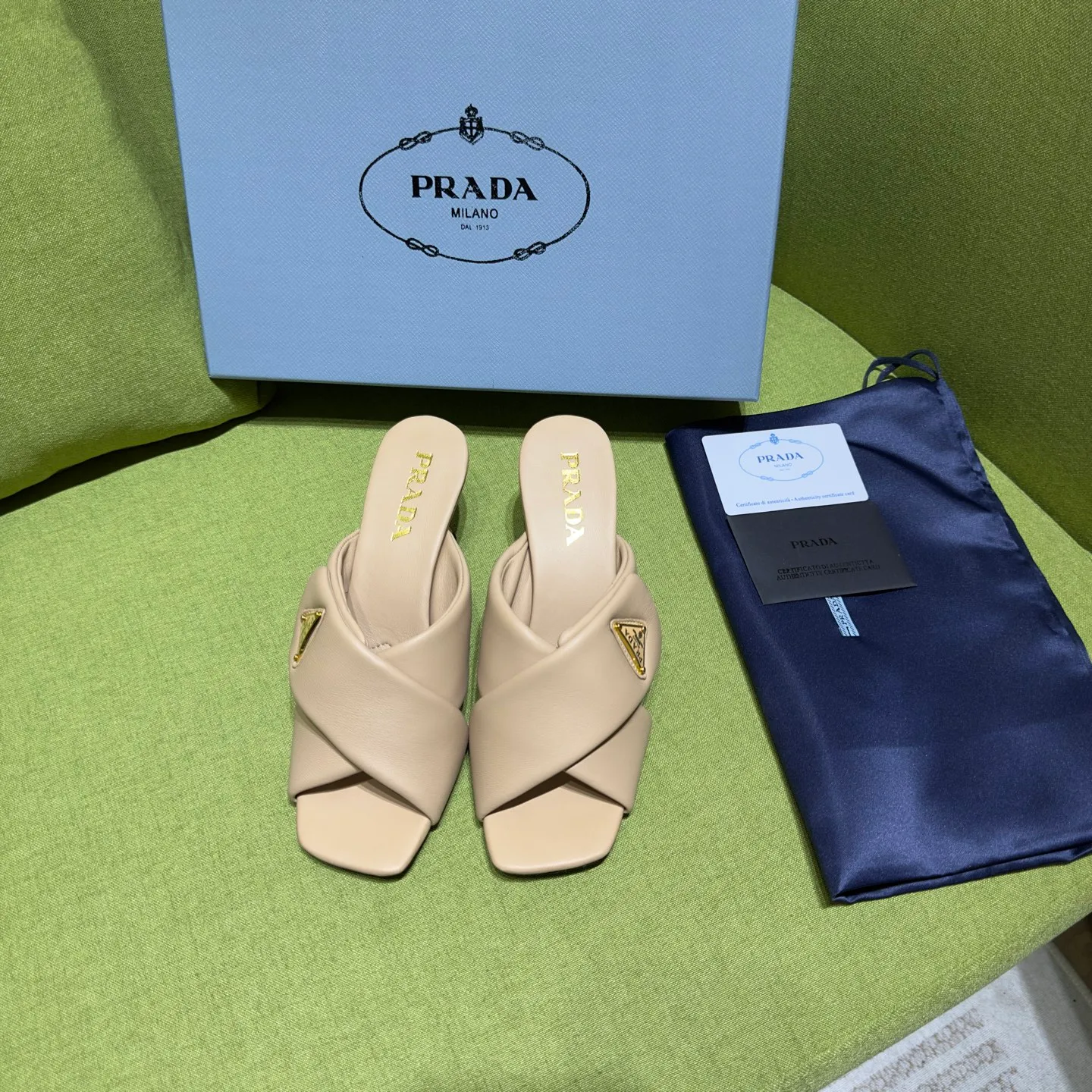 👟👟Ex-factory price 540👟👟 Prada 25ss new style for early spring🔥🔥✨ 🌟 Recommended by major bloggers in Xiaohongshu, developed 1-1 to highlight classic charm. Open molded outsole. Imported mixed breed sheep lining. This sandal embodies a modern design with Nappa leather, a soft-touch padding that accentuates the silhouette. Decorated with an enameled triangle metal logo for added recognition. Enamel-coated metal triangle logo Leather sole decorated with metal letter logo Lacquered heel, height 65 mm Size: 35 to 42 (40-42 customized, non-refundable)